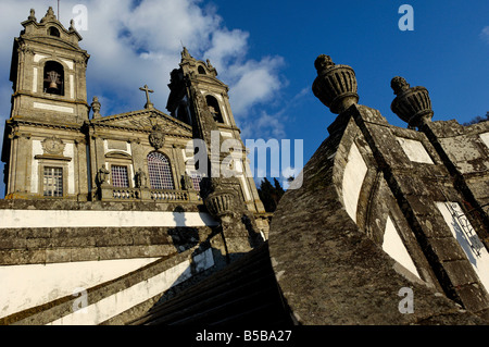 Eine barocke Granit doppelte Treppe führt hinauf zum Bom Jesus do Monte, eine Wallfahrt Website, Braga, Minho, Portugal Stockfoto