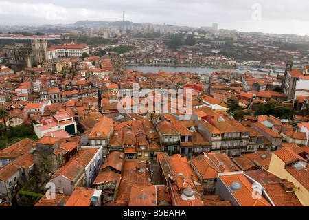 Blick nach Süden vom klerikal-Turm (Torre Dos Clerigos in Richtung Stadtteil Ribeira) und den Fluss Douro, Porto, Portugal Stockfoto