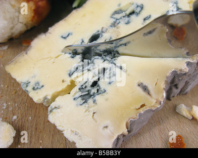 Ein Keil von Lancashire Blacksticks weiße Käse von Marks &amp; Spencer. Stockfoto