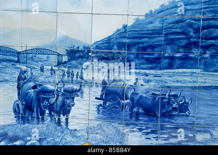 Azulejos, die Port Fässer auf Karren, Pinhao Bahnhof, Region Douro, Portugal, Europa Stockfoto