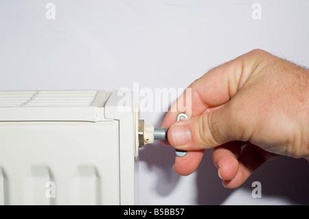 Bild zeigt Person Blutungen einen Heizkörper mit rad Schlüssel Luft aus Heizung zur Vermeidung von Kältebrücken im Heizkörper entfernen Stockfoto