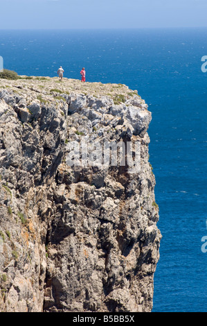 Touristen auf den Klippen am Cabo de Sao Vicente, Algarve, Portugal, Europa Stockfoto