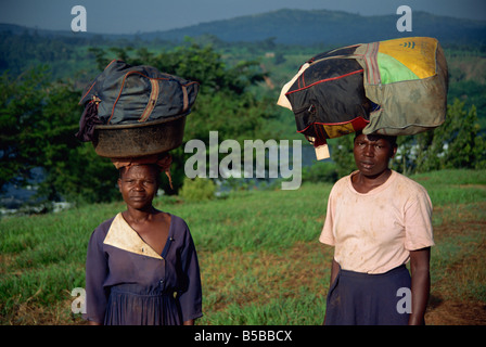 Schwere Lasten von Wäsche trug auf Kopf in Uganda East Africa Afrika Fluss gewaschen werden Stockfoto