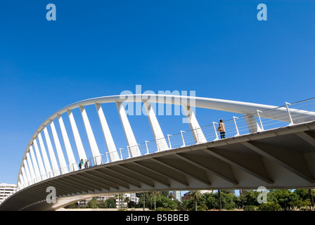 Puente De La Exposicion entworfen vom Architekten Santiago Calatrava im ehemaligen Flussbett Jardin del Turia in Valencia, Spanien Stockfoto