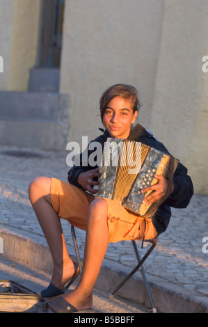 Zigeunerin spielt Klavier Akkordeon, Alvor, Algarve, Portugal, Europa Stockfoto