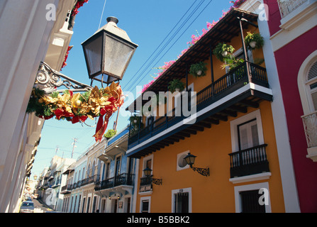 Balkone auf typische Straße in der Old Town San Juan Puerto Rico Mittelamerika Stockfoto