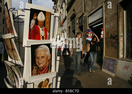 Papst-Postkarten auf Stand draußen Geschenkeladen in Rom Stockfoto