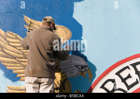 Mann auf Leiter Malerei eine Protestant Wandbild aus der Shankill Road, Belfast Stockfoto