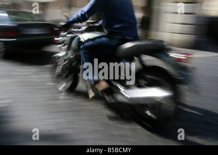 Person Reiten klassische Harley Davidson Typ Motorrad in Rom Italien Stockfoto