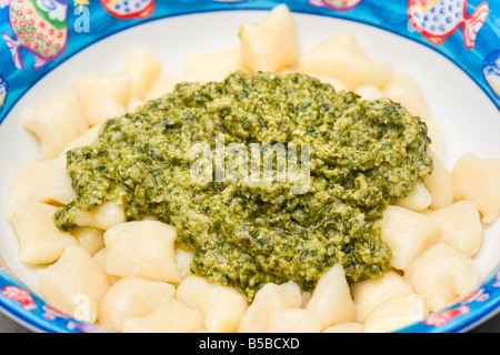 Hausgemachte Kartoffel-Gnocchi mit italienische Pesto Stockfoto