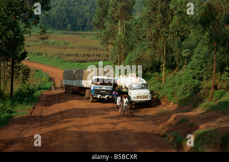 Lastwagen der Welt-Ernährungsprogramm auf der Durchreise von Ruanda in der Nähe von Kisoro Uganda Ost Afrika Stockfoto