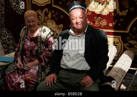 Usbekische paar tragen traditionelle Kleidung und Helmkraut, Sonntagsmarkt in Urgut, Usbekistan, Zentralasien Stockfoto