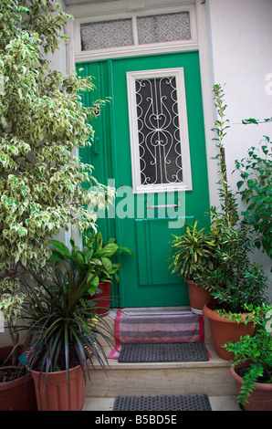 Grünen Holztür umgeben von Topfpflanzen in der alten Stadt Rethymnon Kreta Griechenland September 2008 Stockfoto