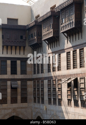 Ägyptischen Stil Mashrabiya Oriel Windows beiliegende geschnitzte hölzerne Gitterwerk innerhalb der Khanqah von Sultan Al-stürzte Complex in Alt-Kairo-Ägypten Stockfoto