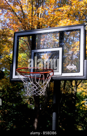 USA Connecticut Herbst Tag Basketballkorb in amerikanischen Vororten Stockfoto