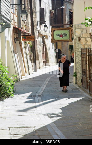 Ältere Frau hinunter Gasse in der Altstadt von Rethymno Kreta Griechenland September 2008 Stockfoto