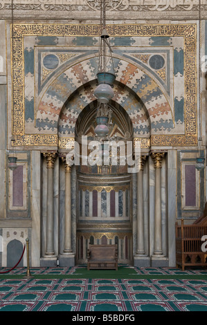 Das reich geflieste Mihrab an der Qibla-Mauer in der Moschee Madrassa Von Sultan Hassan befindet sich in Kairo Ägypten Stockfoto