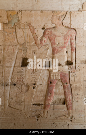 Relief am Tempel von Seti I. in Abydos, einer der ältesten Städte des alten Ägypten in der Nähe der modernen ägyptischen Stadt el-'Araba el Madfuna in Ägypten Stockfoto