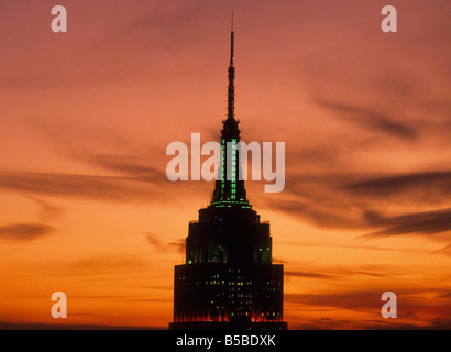 Empire State Building, Art déco, Wolkenkratzer der Skyline von New York bei Sonnenuntergang vor einem roten Himmel. Historisches Wahrzeichen von New york City. Stockfoto