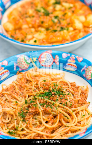 Spaghetti mit Fisch-Bolognese-Gnocchi mit Tomaten auf Hintergrund Stockfoto