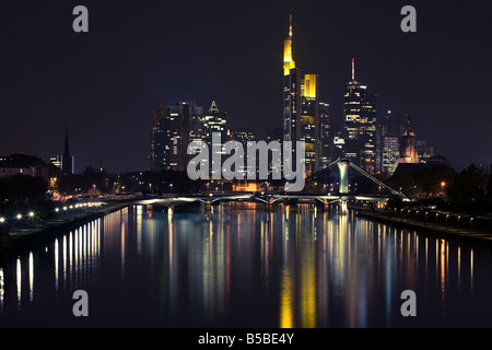 Wolkenkratzer im Frankfurter Bankenviertel in der Nacht, Rflectes in Mains Stockfoto