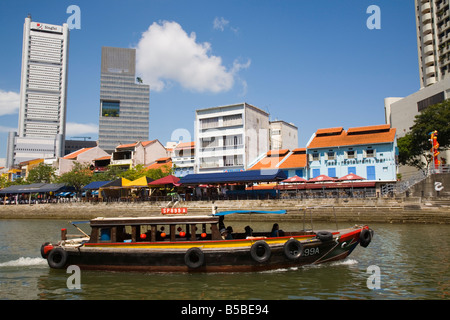 Bumboat Flusstaxi vorbei an Bars und Restaurants in Boat Quay Naturschutzgebiet am Südufer, Singapur Stockfoto