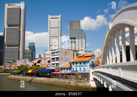 Elgin Brücke über Fluss, Bars und Restaurants in historischen Shophouse Gebäuden in Boat Quay Erhaltung Bereich, Singapur Stockfoto