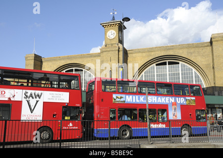 Roten Londoner Busse vor Kings Cross Station Euston Road, Camden, London England Großbritannien UK Stockfoto