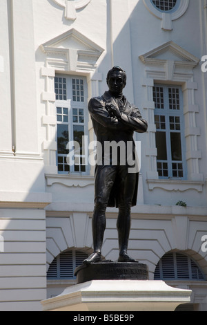 Original-Bronze-Statue von Sir Stamford Raffles gegossen im Jahre 1887 vor Victoria Theatre, Civic District, Singapur Stockfoto