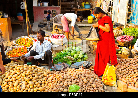 Verkauf von Kartoffeln und Gemüse Varanasi Uttar Pradesh, Indien Stockfoto