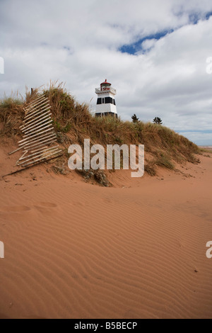 Sand bildet in Wellen vor dem West Point Leuchtturm am Strand auf Prince Edward Island, Kanada. Stockfoto