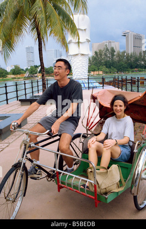 Tourist in eine Rikscha am Merlion-Denkmal in Südost-Asien Asien Singapur Stockfoto