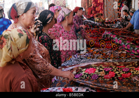 Usbekische Frauen kaufen Textil, Sonntagsmarkt in Urgut, Usbekistan, Zentralasien Stockfoto