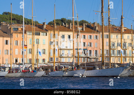 Segelyachten liegen im Hafen von Saint-Tropez an der Côte d ' Azur / Provence / Südfrankreich Stockfoto