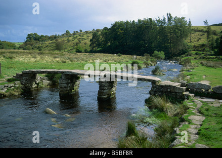 Traditionelle Klöppel Brücke bei Postbridge, Dartmoor, Devon, England, Europa Stockfoto