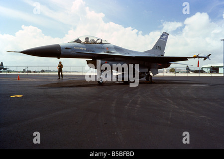 US-Air Force f-16 Kämpfer Flugzeug mit Pilot im Cockpit, am Boden bereitet für den Start. Homestead Air Force Base in Florida Stockfoto