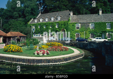 Swan Hotel auf einer Schlaufe im Fluß Coln, Bibury, Gloucestershire, Cotswolds, England, Europa Stockfoto