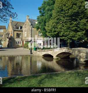 Brücke über den Fluss Windrush, Bourton am Wasser, Gloucestershire, England, Europa Stockfoto