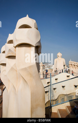 Das Wahrzeichen von Antoni Gaudi, die Schornsteine von Casa Mila La Pedrera Barcelona Katalonien Spanien Stockfoto