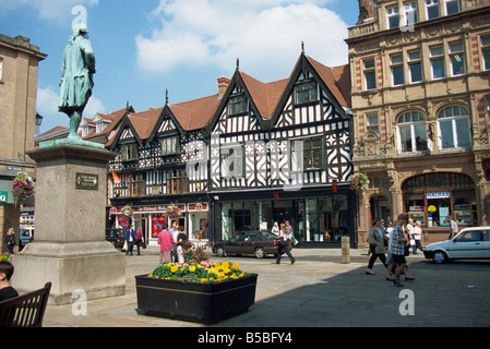 Der Platz und die High Street mit Statue von Clive, Shrewsbury, Shropshire, England, Europa Stockfoto