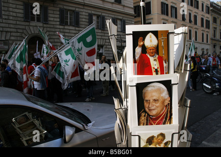 Papst-Postkarten auf Stand draußen Geschenkeladen in Rom Stockfoto