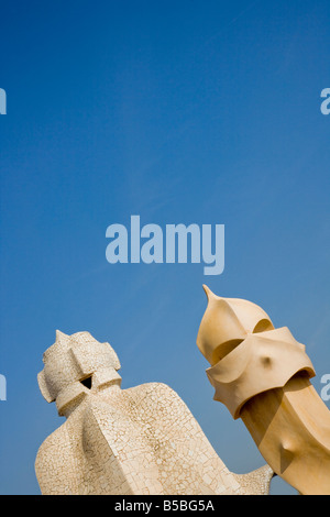 Das Wahrzeichen von Antoni Gaudi, die Schornsteine von Casa Mila La Pedrera Barcelona Katalonien Spanien Stockfoto