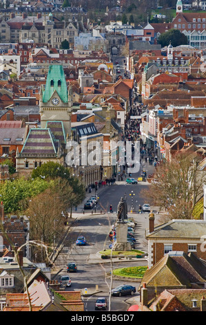 Die Hauptstraße mit Rathaus und König Alfred Statue, Winchester, Hampshire, England, Europa Stockfoto