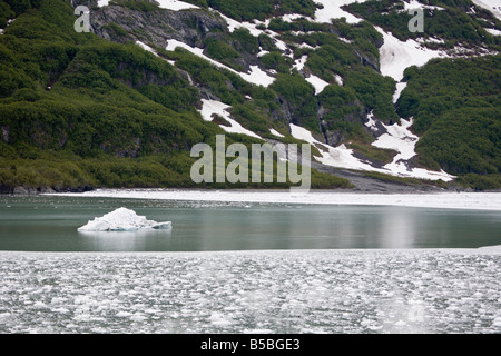 Großen schwimmenden Eisberg in Ernüchterung Bucht in der Nähe von Hubbard-Gletscher in Alaska Stockfoto