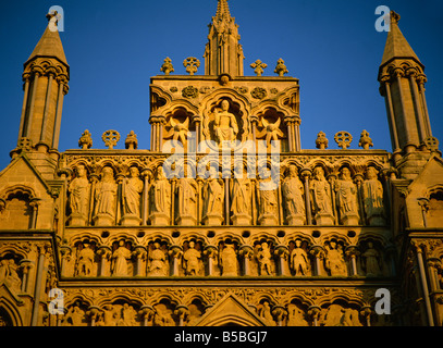 Teil restauriert Westfassade des Wells Cathedral Somerset England England Europa Stockfoto