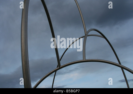 Diejenigen - Edelstahl-Skulptur von Andreu Alfaro Darstellung der Form und Bewegung der Wellen, Barcelona. Stockfoto