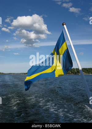 Schwedische Nationalflagge auf einem Boot in den Stockholmer Schären Stockfoto