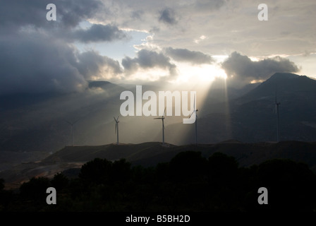 Windkraftanlagen, die sauber nachhaltige in der Sierra Nevada Bergkette von Andalusien in Südspanien Energieerzeugung Stockfoto