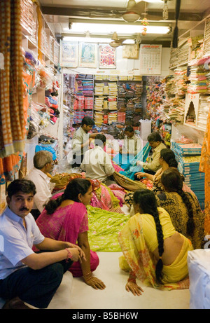 Frauen shoppen und Kauf Saris in einem Sari-Geschäft im Segment Kinari, Old Delhi Indien Stockfoto