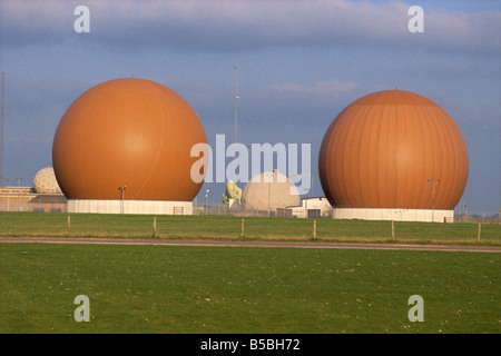 Geodätische Kuppeln über Radar Scanner R A F Croughton Brackley Buckinghamshire England England Europa Stockfoto